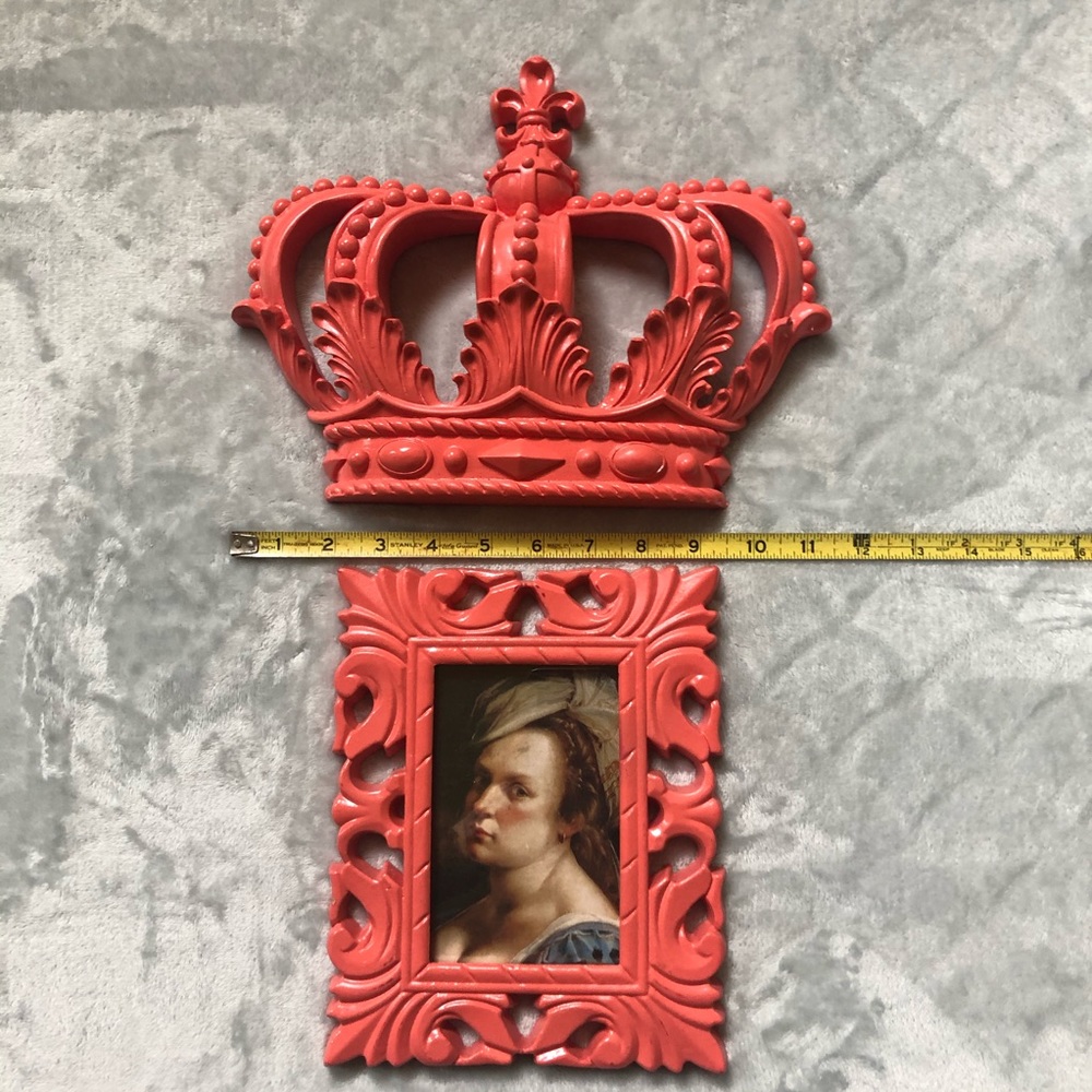 👑CLOSET CLEAR OUT👑 CROWN & PICTURE FRAME - Picture 2 of 8